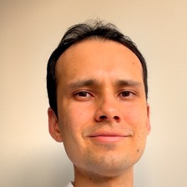 Doctor Leonel N&uacute;&ntilde;ez, anestesi&oacute;logo, con bata blanca